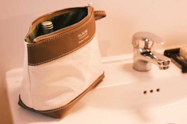 Trousse de toilette via Iruski en cuir et voile de bateau recyclé couleur taupe