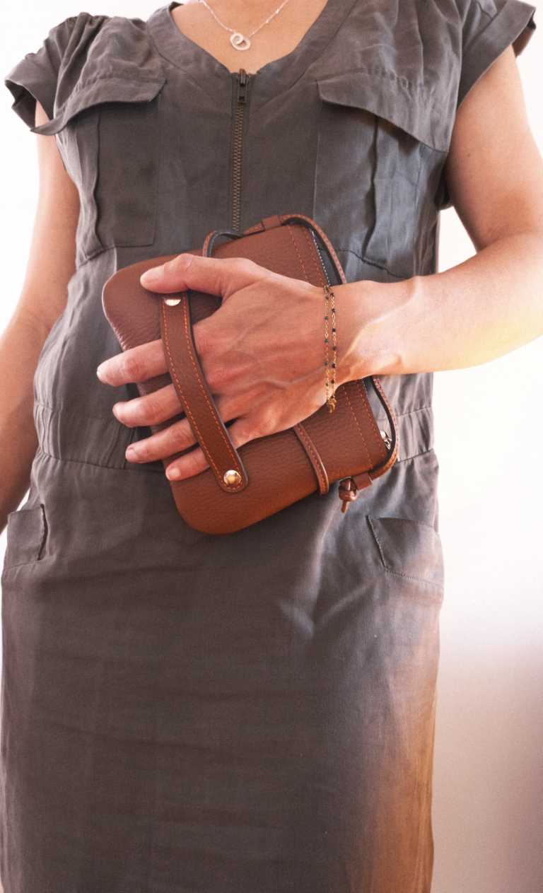 minaudiere-modela-porter-main-viairuski-maroquinerie