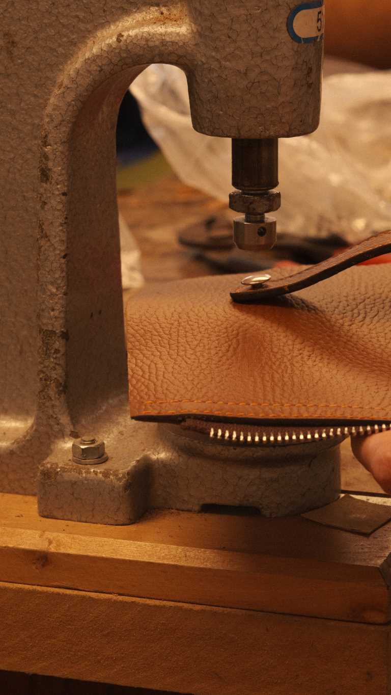 pose-rivet-cuir-atelier-decouverte-minaudiere-via-iruski