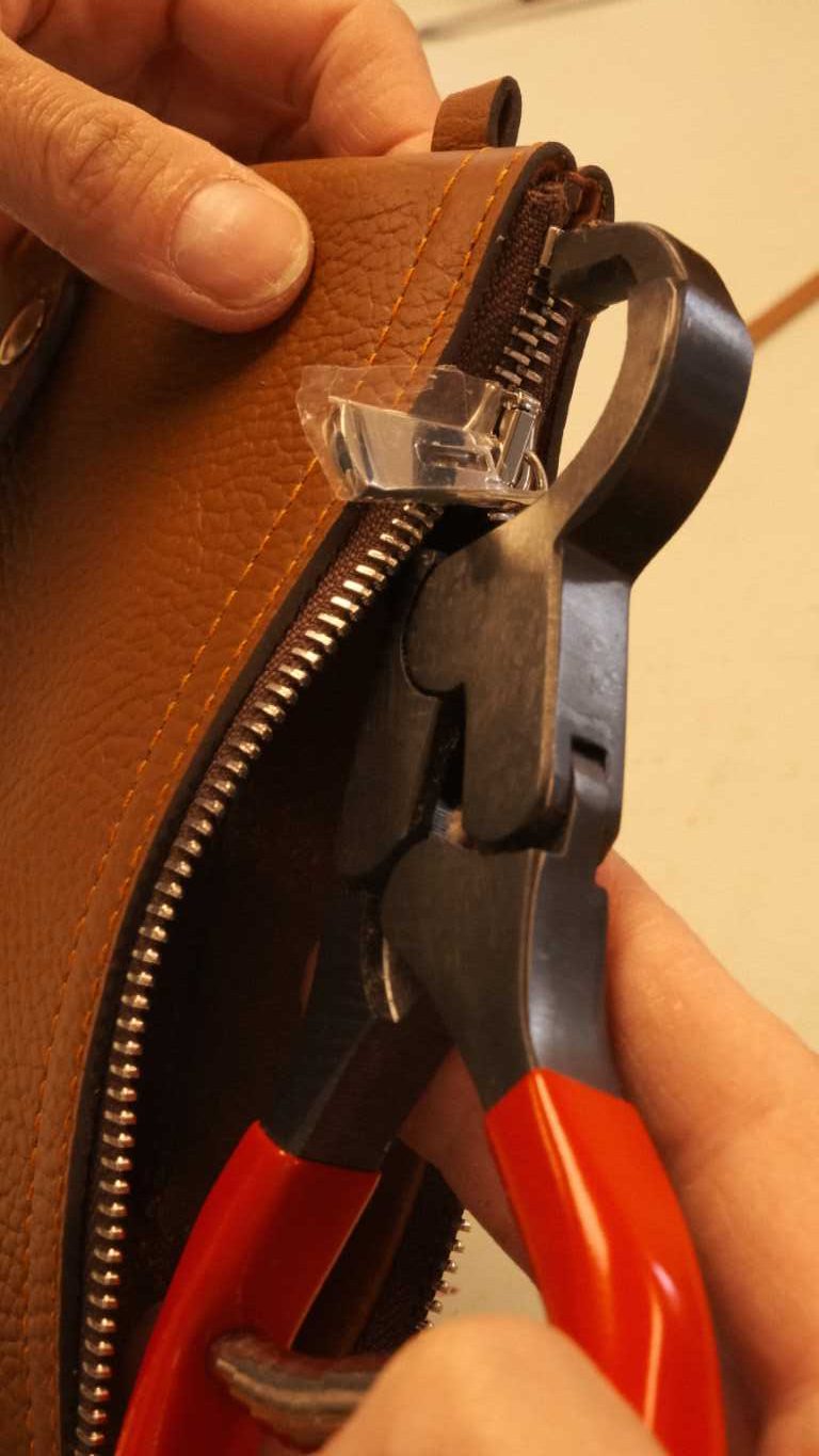 sertissage-fermeture-a-glissiere-pince-viairuski-maroquinerie