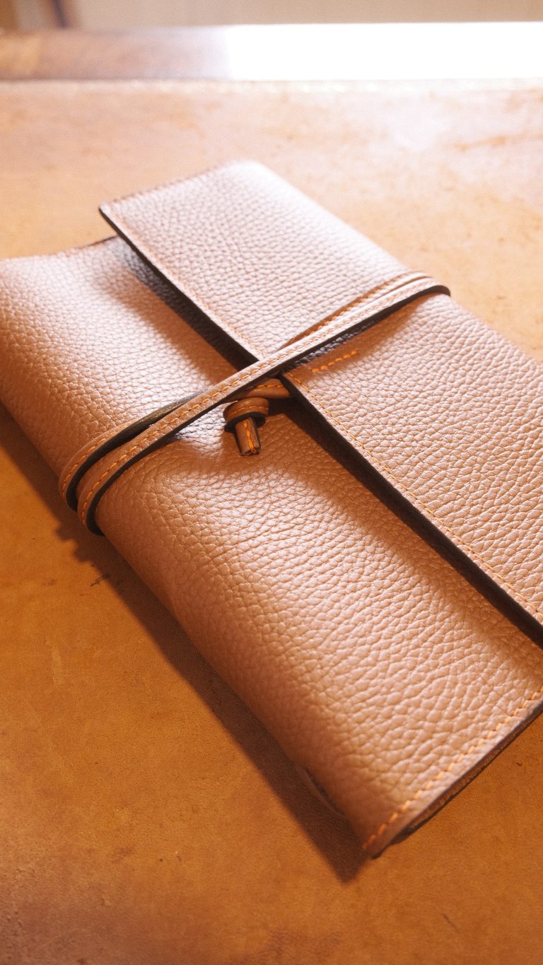 carnet-de-voyage-cuir-via-iruski-atelier-decouverte-fait-main