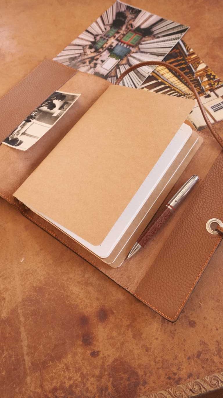 carnet-de-voyage-finition-tranche-cuir-maroquinerie-trois-cahier