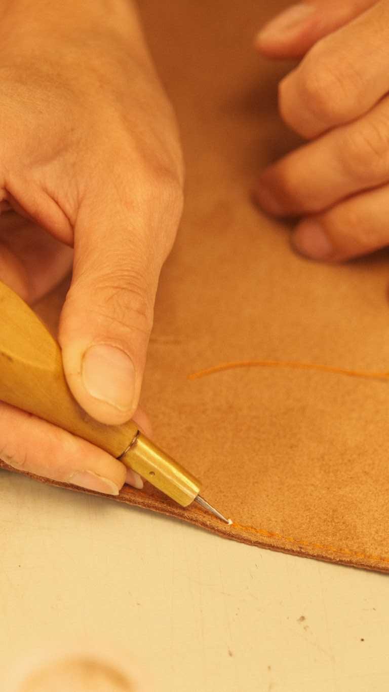 colle-fil-cuir-couture-machine-carnet-de-voyage-via-iruski