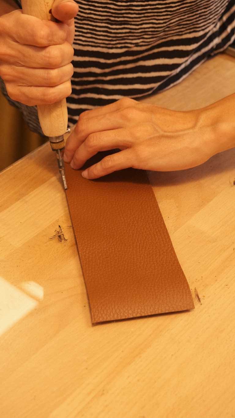 filetage-bord-cuir-maroquinerie-via-iruski-carnet-de-voyage