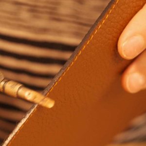 finition-tranche-cuir-carnet-de-voyage-via-iruski