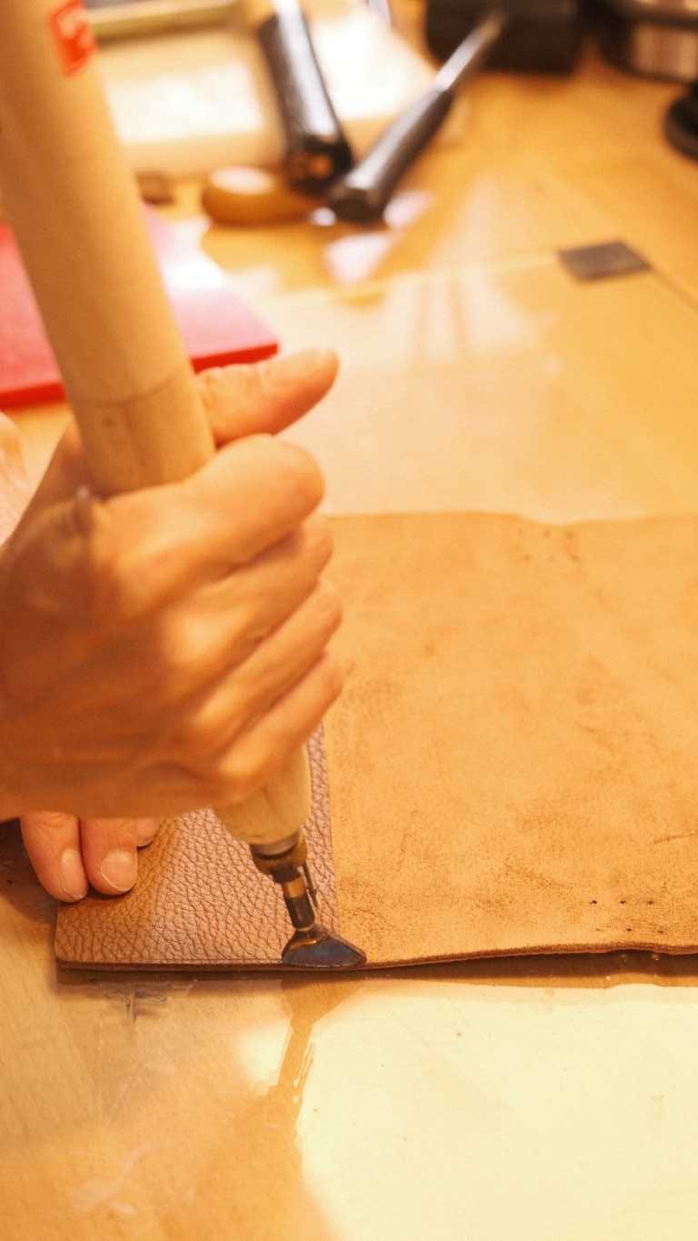 finition tranche-cuir-carnet-de-voyage-via-iruski-marron-fil-orange