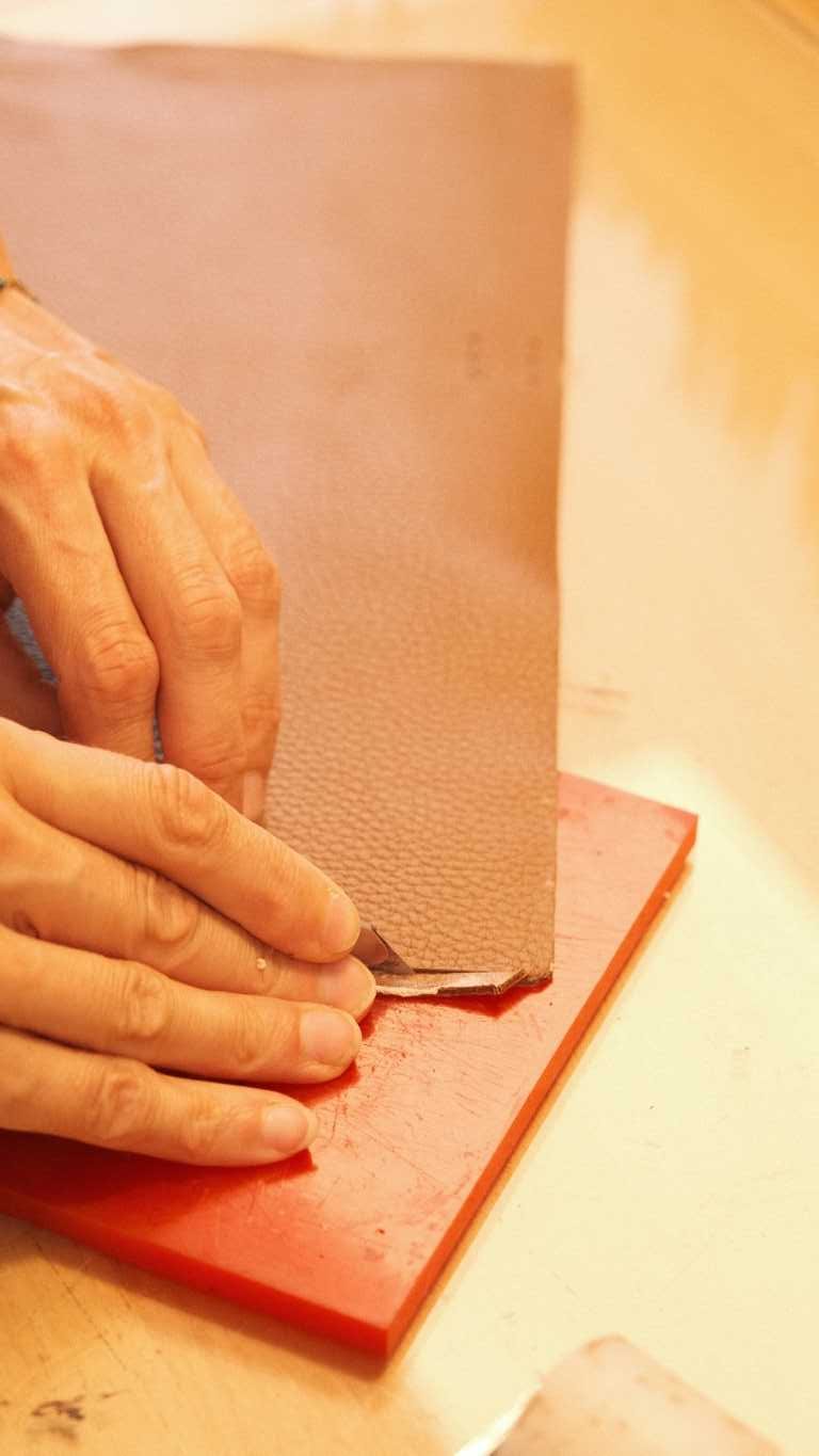 surcoupe-cuir-fabrication-carnet-de-voyage-via-iruski