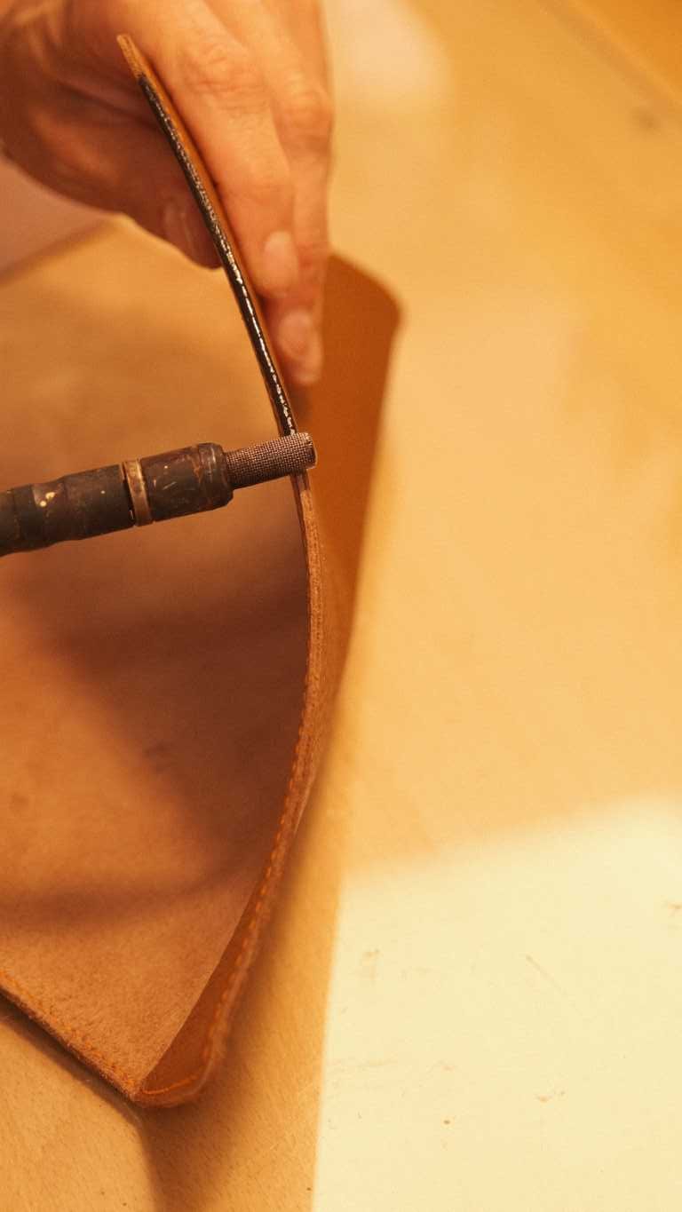 teinture-tranche-cuir-carnet-de-voyage-via-iruski-atelier-decuverte