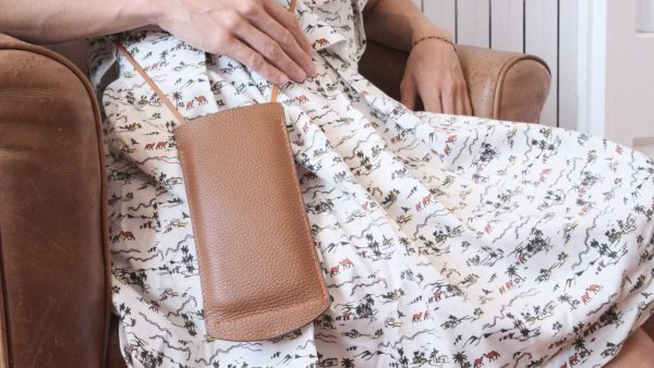 pochette-telephone-cuir-via-iruski-maroquinerie-atelier-decouverte