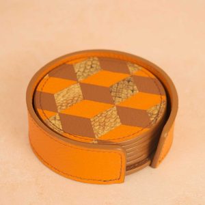 étui-avec-six-dessous-de-vere-marqueterie-cuir-valorisé-cuir-poisson-ton-orange-marron