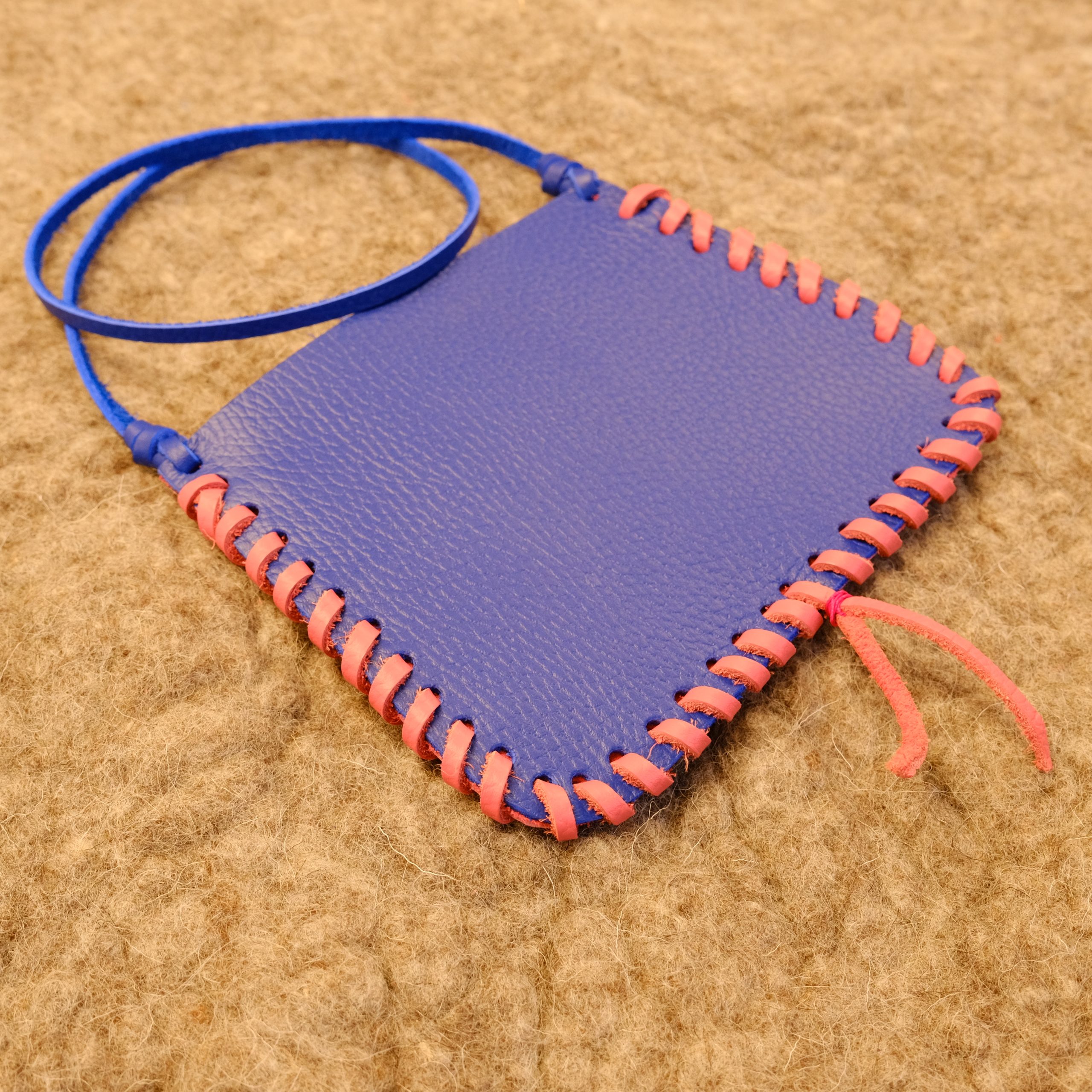 tressage d'une pochette en cuir lors d'un atelier découverte