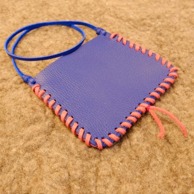 tressage d'une pochette en cuir lors d'un atelier découverte