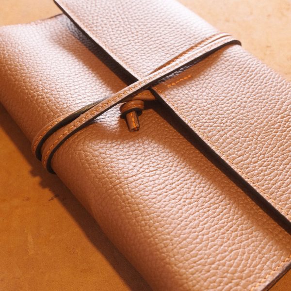 carnet-de-voyage-cuir-via-iruski-atelier-decouverte-fait-main