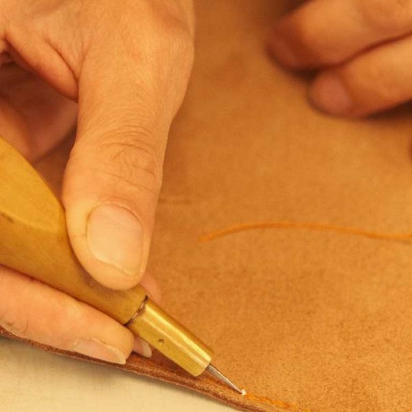 colle-fil-cuir-couture-machine-carnet-de-voyage-via-iruski