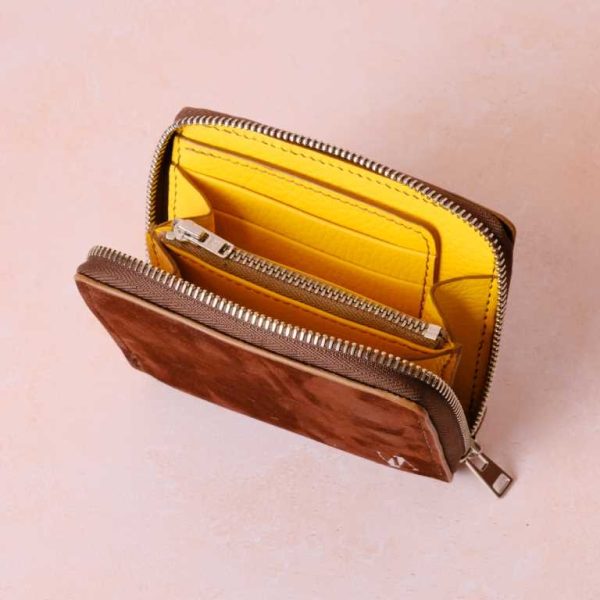 compagnon-homme-interieur-via-iruski-daim-marron-doublure-jaune-poche-monnaie