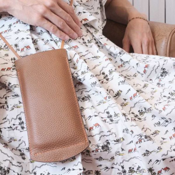 pochette-telephone-cuir-via-iruski-maroquinerie-atelier-decouverte