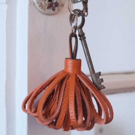 pompon-cuir-atelier-decouverte-maroquinerie-via-iruski