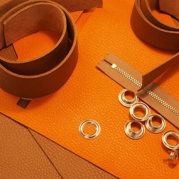 preparation-pieces-cuir-fabrication-cabas-atelier-decouverte